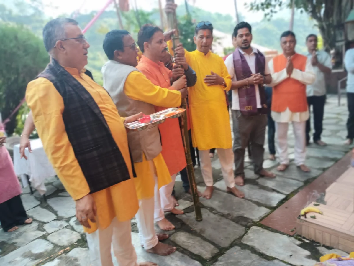 रामलीला मंचन से पूर्व गौचर में कामुधेनु रामलीला कमेटी ने शोभायात्रा के साथ हनुमान ध्वज स्थापित किया, 5 बजे से लीला प्रारंभ